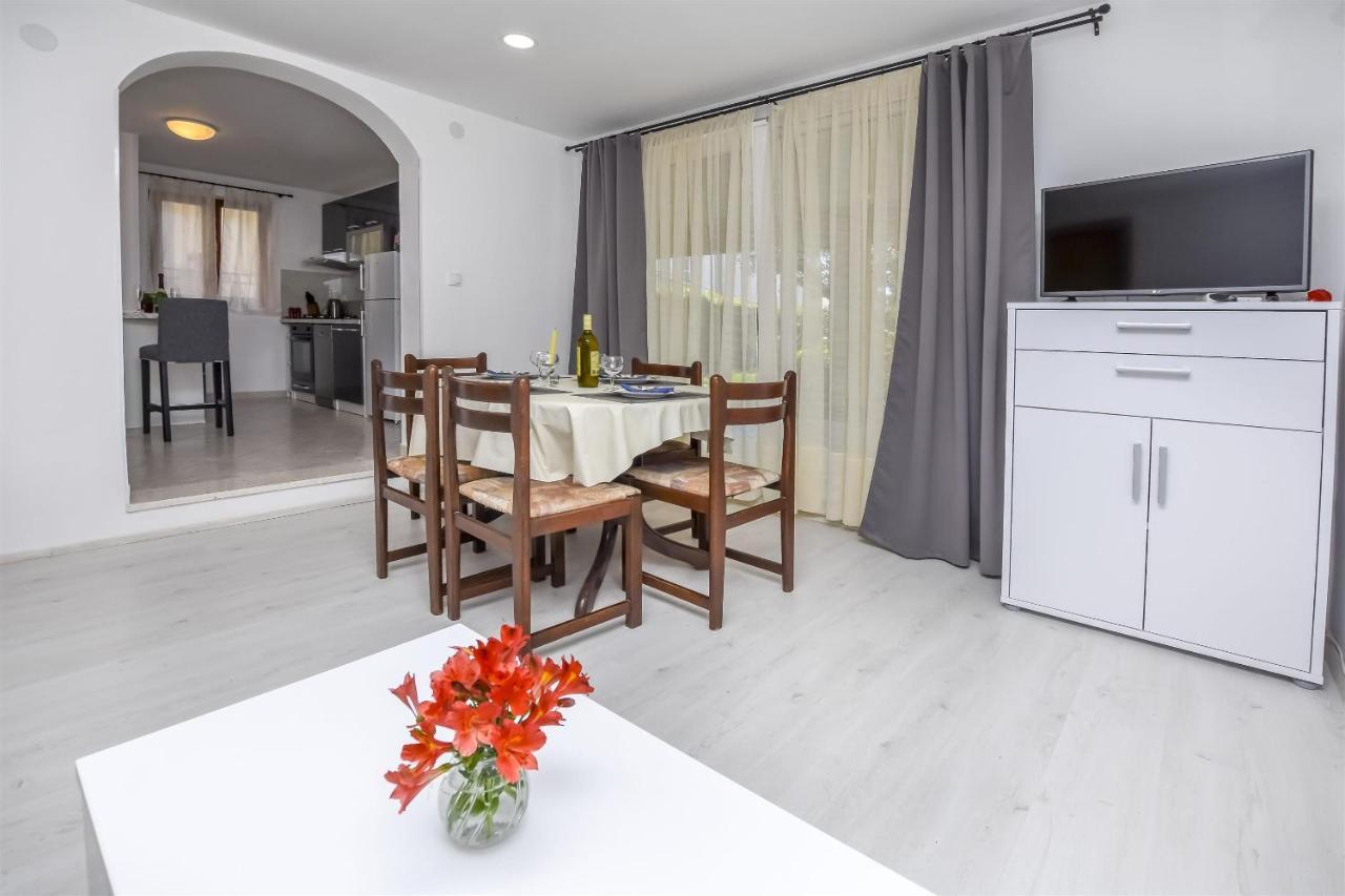 Apartments Viktor ロゴズニッツァ エクステリア 写真